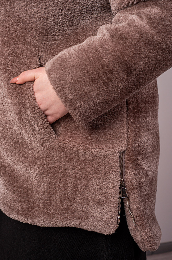 Коротка шуба на блискавці з капюшоном великих розмірів