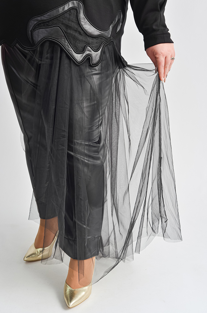 Чорний костюм з брюками та фактурним верхом з фатиновим шлейфом великих розмірів