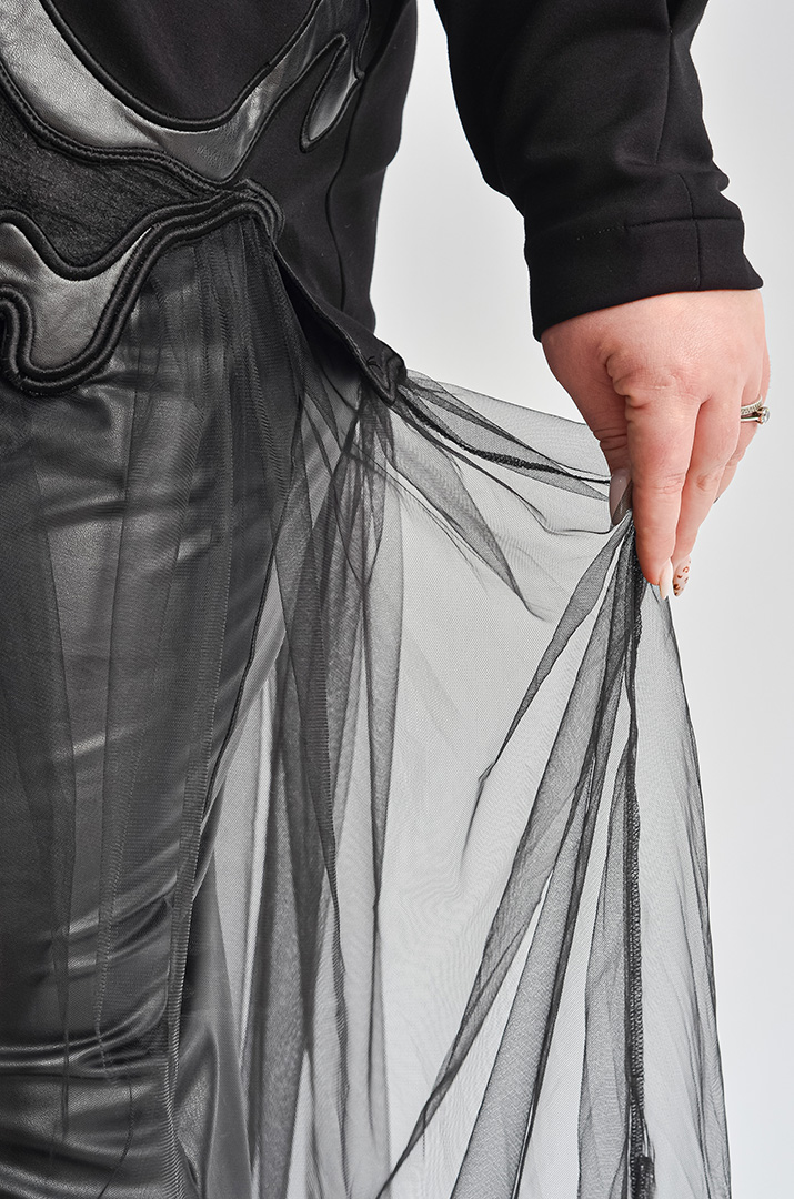 Чорний костюм з брюками та фактурним верхом з фатиновим шлейфом великих розмірів