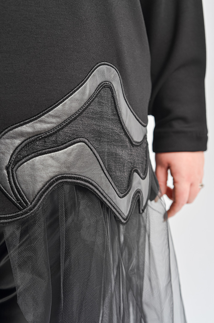 Чорний костюм з брюками та фактурним верхом з фатиновим шлейфом великих розмірів