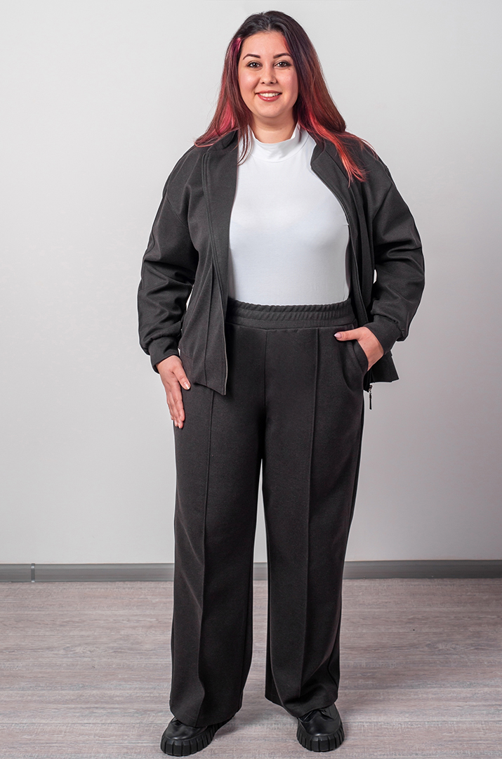 Костюм з брюками на блискавці та вертикальними акцентами великих розмірів