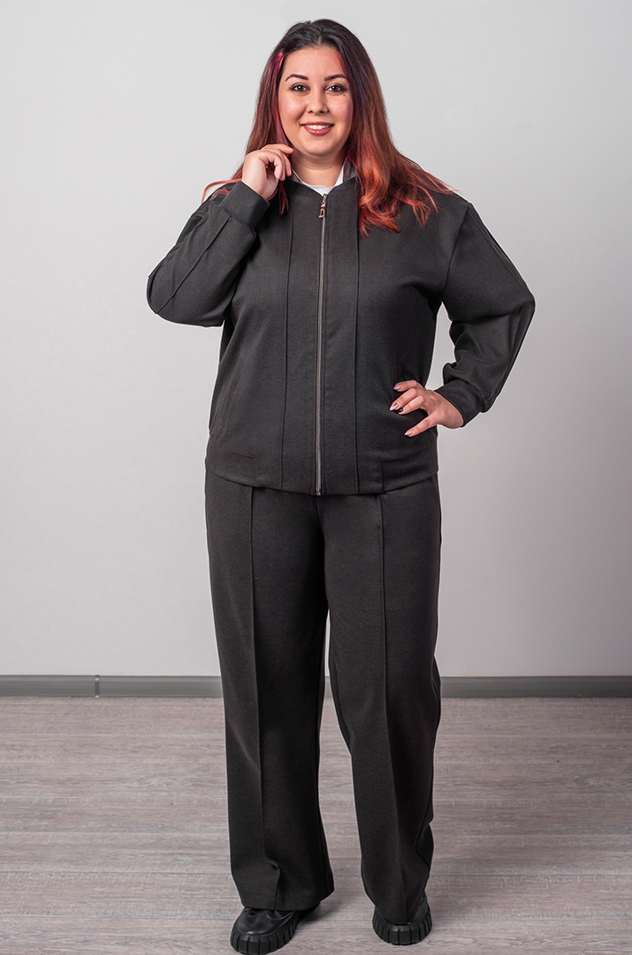 Костюм з брюками на блискавці та вертикальними акцентами великих розмірів