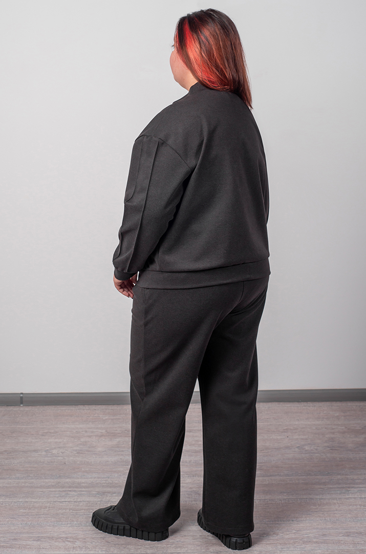 Костюм з брюками на блискавці та вертикальними акцентами великих розмірів