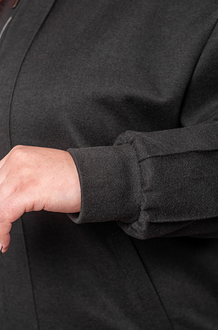 Костюм з брюками на блискавці та вертикальними акцентами великих розмірів