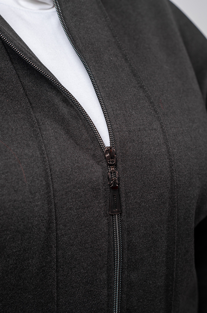 Костюм з брюками на блискавці та вертикальними акцентами великих розмірів