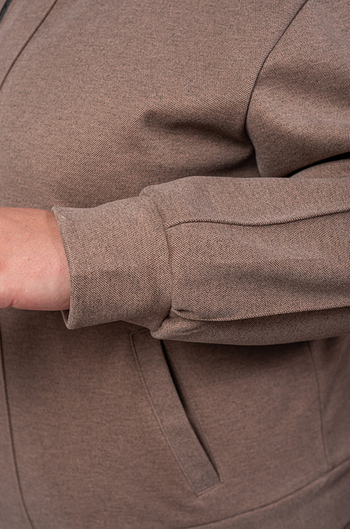 Костюм з брюками на блискавці та вертикальними акцентами великих розмірів