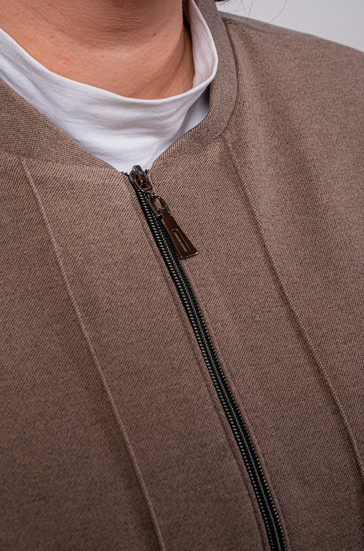 Костюм з брюками на блискавці та вертикальними акцентами великих розмірів