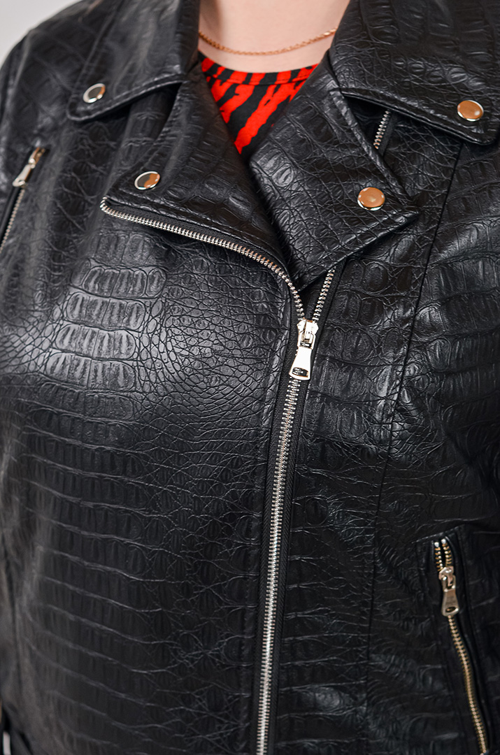 Черная косуха из экокожи с декоративными ремешками больших размеров