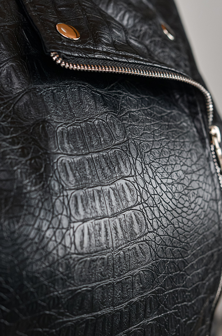 Черная косуха из экокожи с декоративными ремешками больших размеров