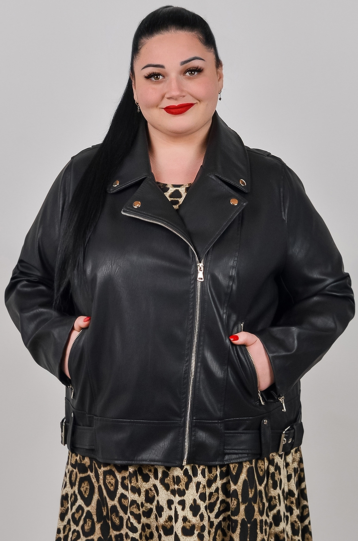 Черная косуха из экокожи с декоративными ремешками больших размеров