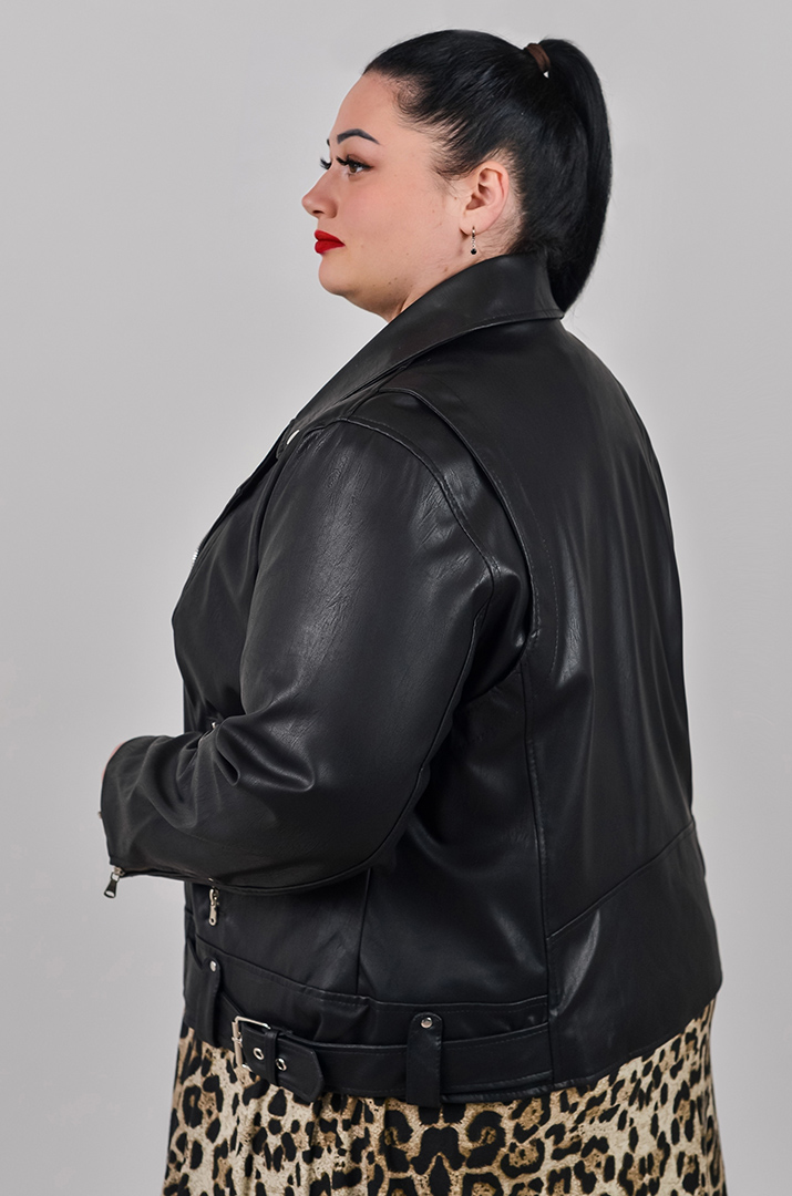 Черная косуха из экокожи с декоративными ремешками больших размеров