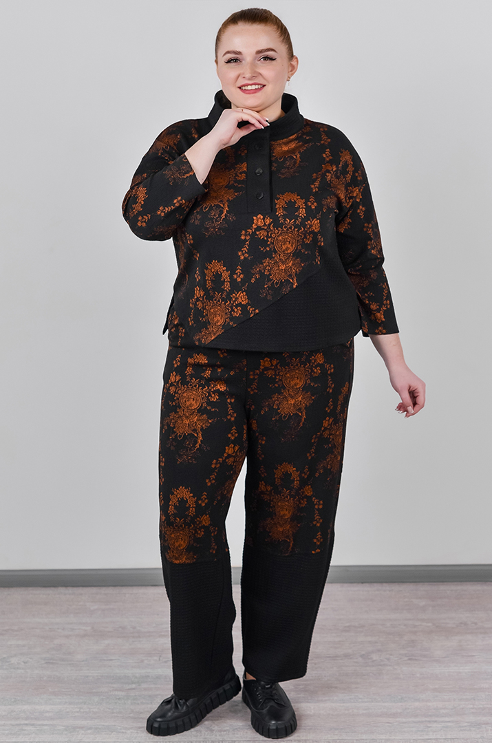 Костюм — брюки из фактурной ткани и с асимметричным верхом больших размеров