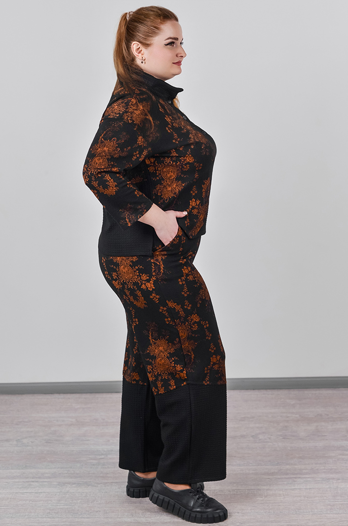 Костюм — брюки из фактурной ткани и с асимметричным верхом больших размеров