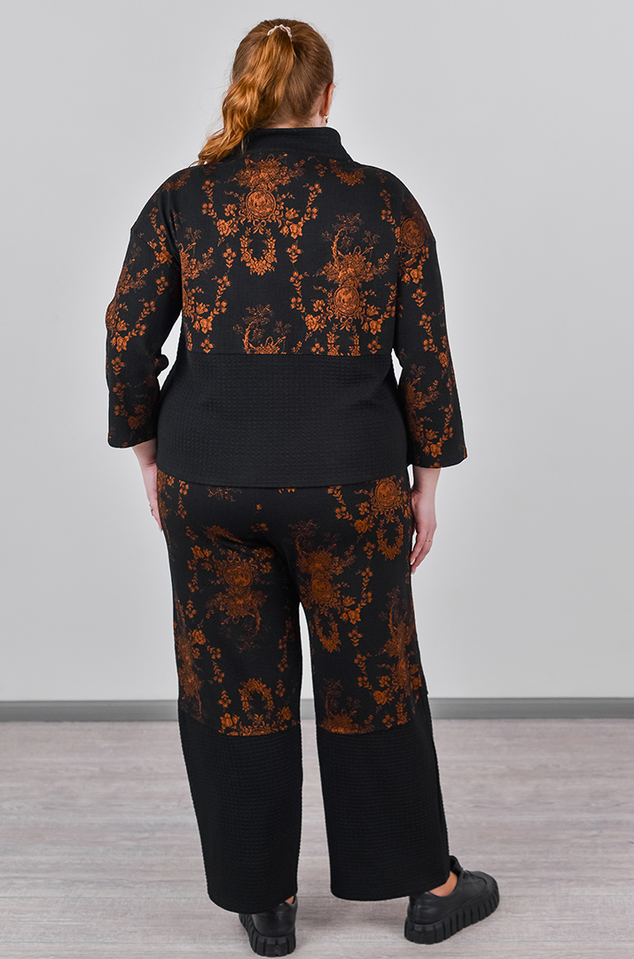 Костюм — брюки из фактурной ткани и с асимметричным верхом больших размеров