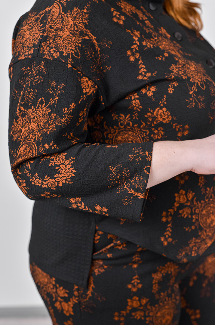 Костюм — брюки из фактурной ткани и с асимметричным верхом больших размеров