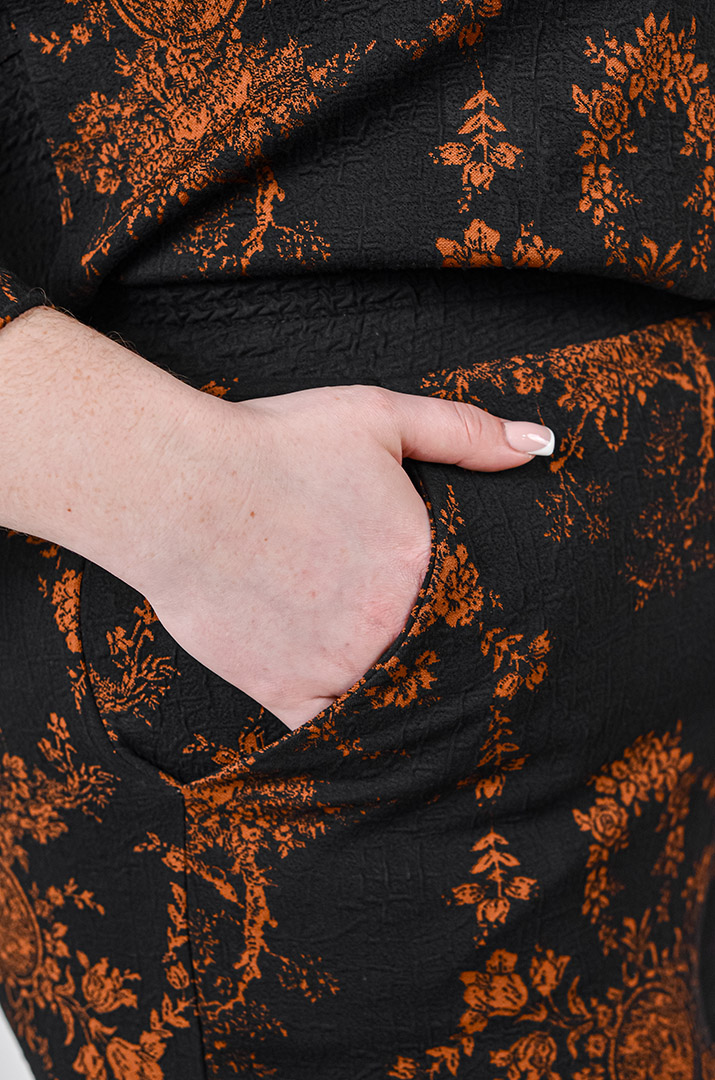 Костюм — брюки из фактурной ткани и с асимметричным верхом больших размеров