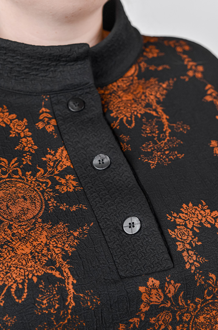 Костюм — брюки из фактурной ткани и с асимметричным верхом больших размеров