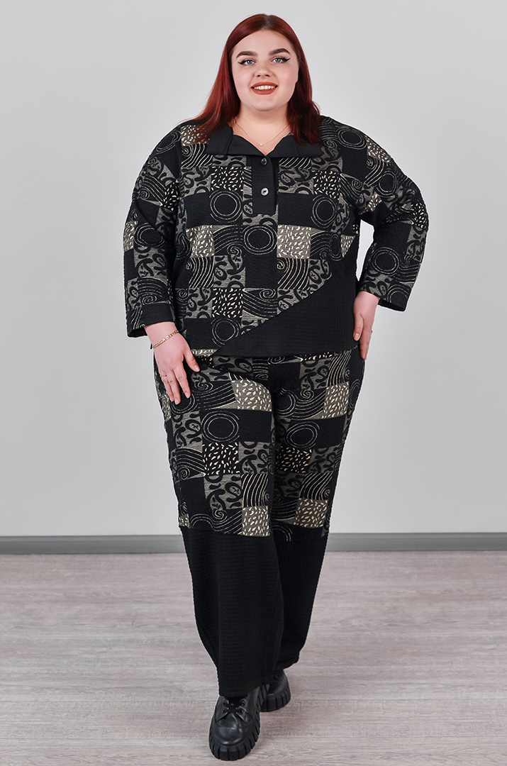 Костюм — брюки из фактурной ткани и с асимметричным верхом больших размеров