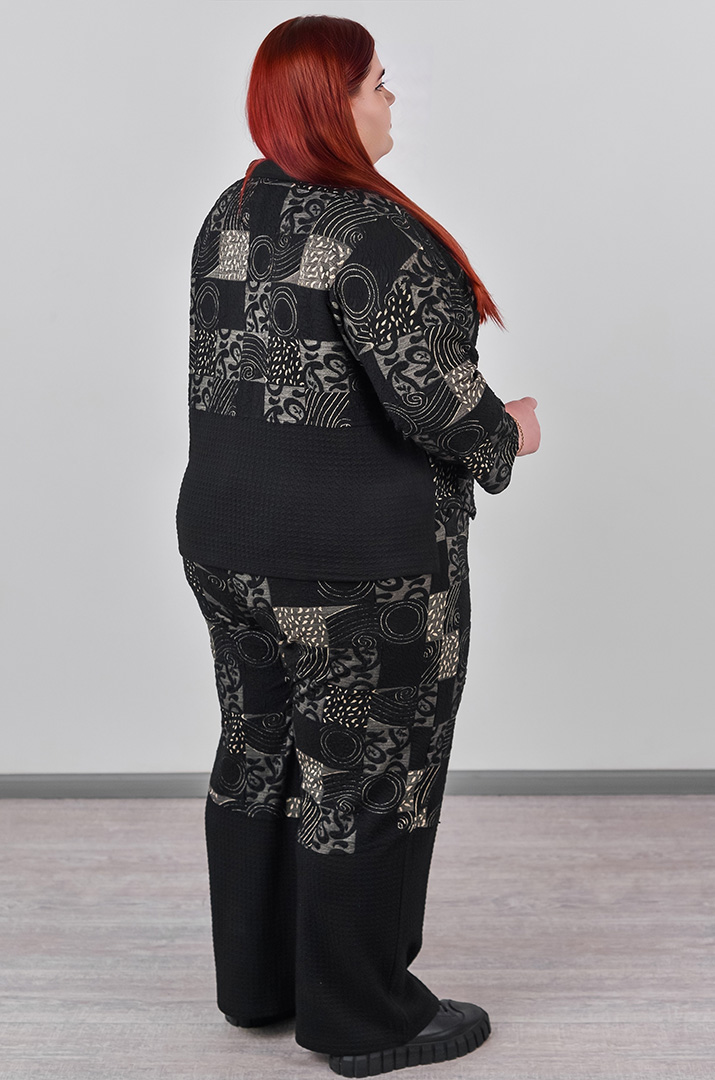 Костюм — брюки из фактурной ткани и с асимметричным верхом больших размеров