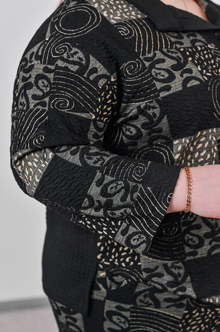 Костюм — брюки из фактурной ткани и с асимметричным верхом больших размеров