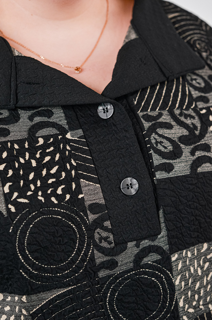 Костюм — брюки из фактурной ткани и с асимметричным верхом больших размеров