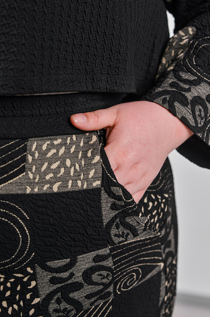 Костюм — брюки из фактурной ткани и с асимметричным верхом больших размеров