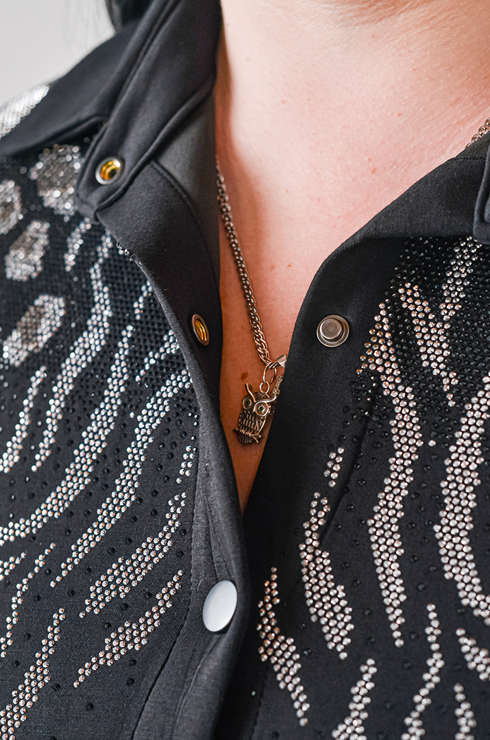 Костюм — брюки на кнопках с узором из стразов больших размеров