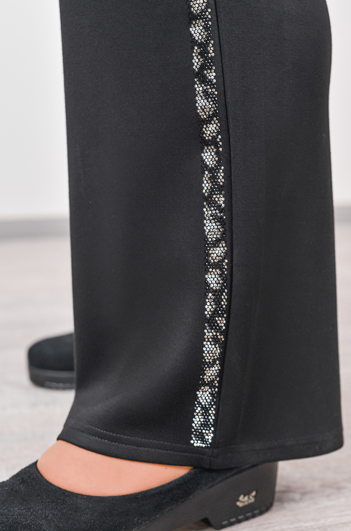 Костюм — брюки на кнопках с узором из стразов больших размеров