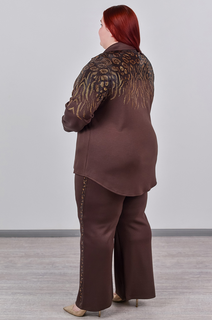 Костюм — брюки на кнопках с узором из стразов больших размеров