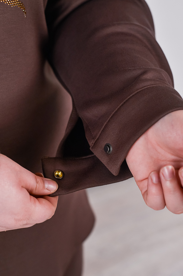 Костюм — брюки на кнопках с узором из стразов больших размеров