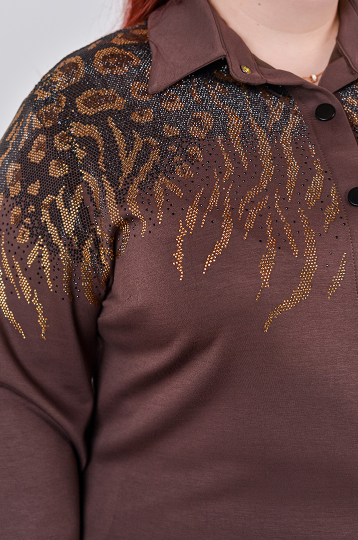 Костюм — брюки на кнопках с узором из стразов больших размеров