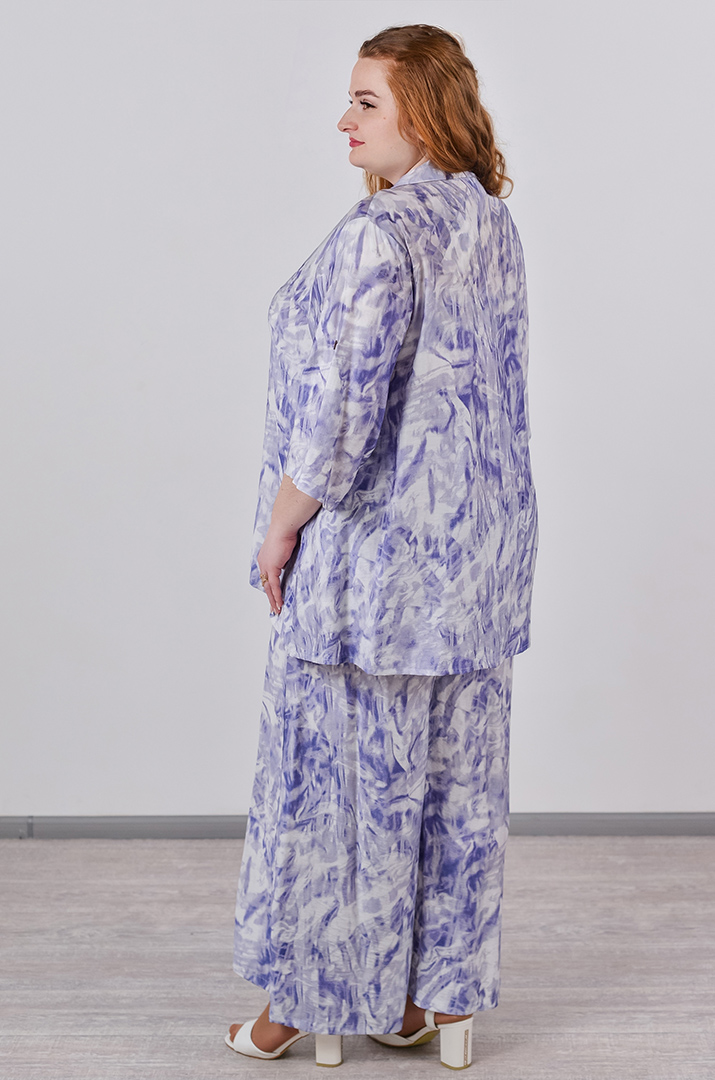 Костюм с широкими брюками и абстрактным принтом больших размеров