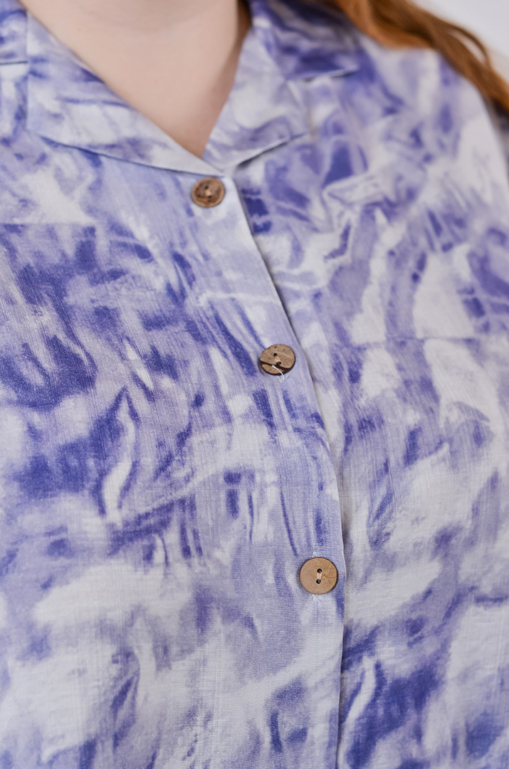 Костюм с широкими брюками и абстрактным принтом больших размеров