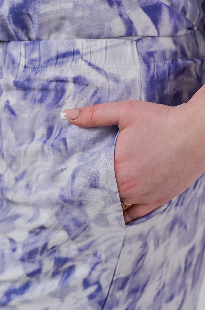 Костюм с широкими брюками и абстрактным принтом больших размеров