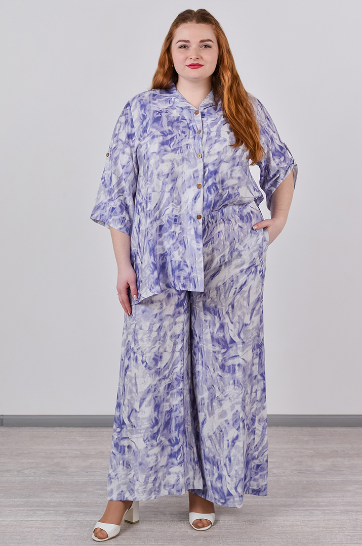 Костюм с широкими брюками и абстрактным принтом больших размеров