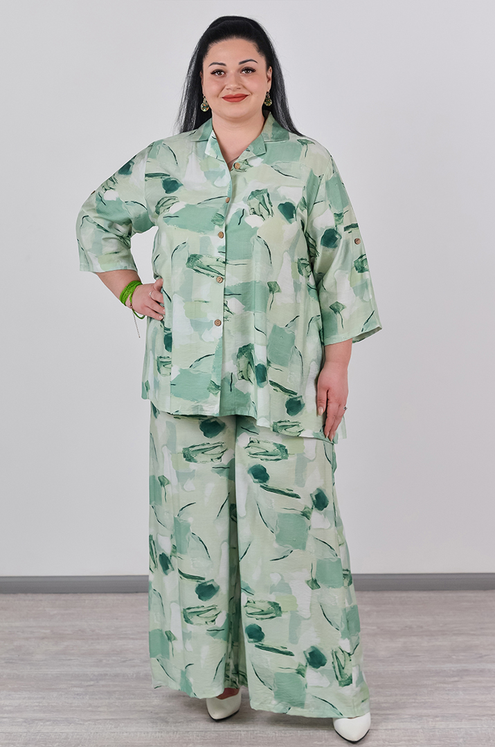 Костюм с широкими брюками и абстрактным принтом больших размеров