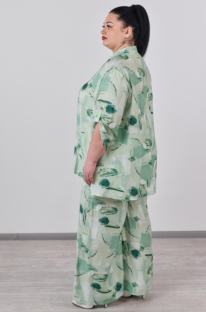 Костюм с широкими брюками и абстрактным принтом больших размеров