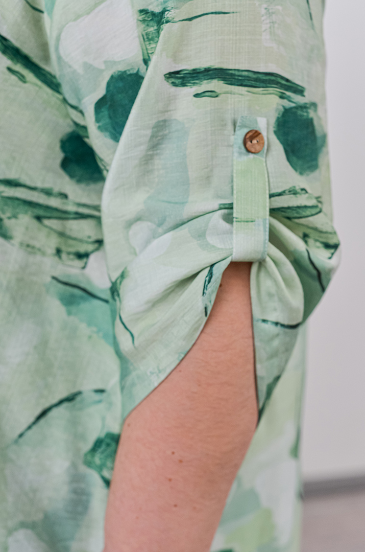 Костюм с широкими брюками и абстрактным принтом больших размеров