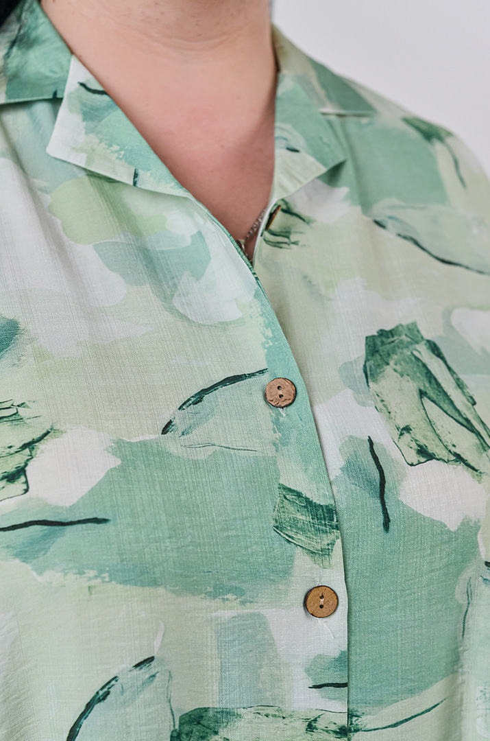 Костюм с широкими брюками и абстрактным принтом больших размеров