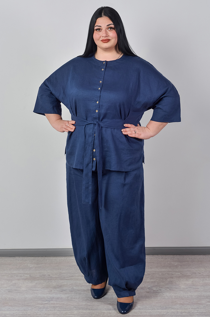 Лляний костюм з брюками та акцентною вишивкою на спинці великих розмірів