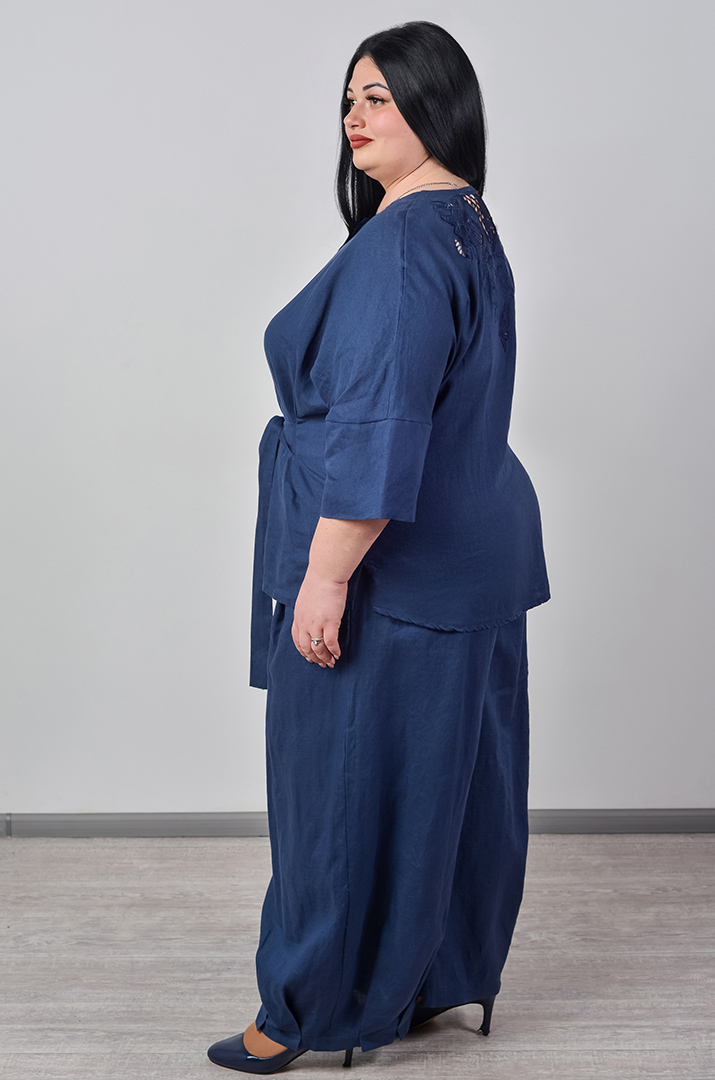 Лляний костюм з брюками та акцентною вишивкою на спинці великих розмірів