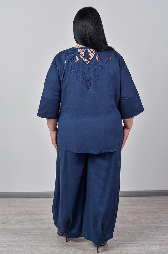 Лляний костюм з брюками та акцентною вишивкою на спинці великих розмірів