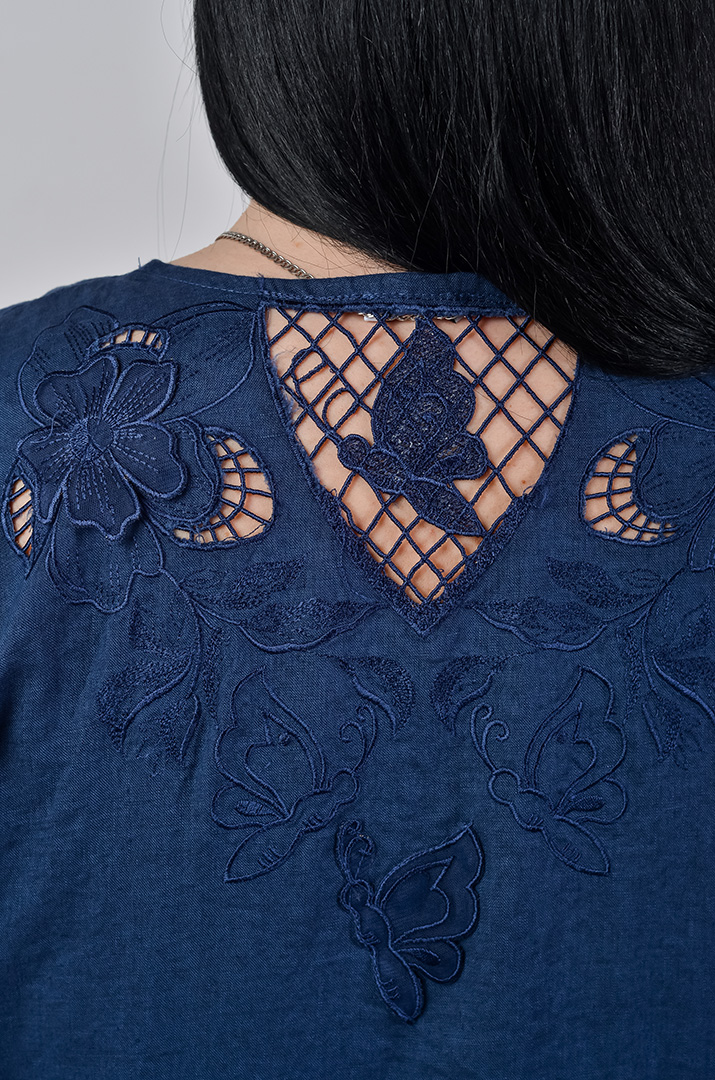 Лляний костюм з брюками та акцентною вишивкою на спинці великих розмірів