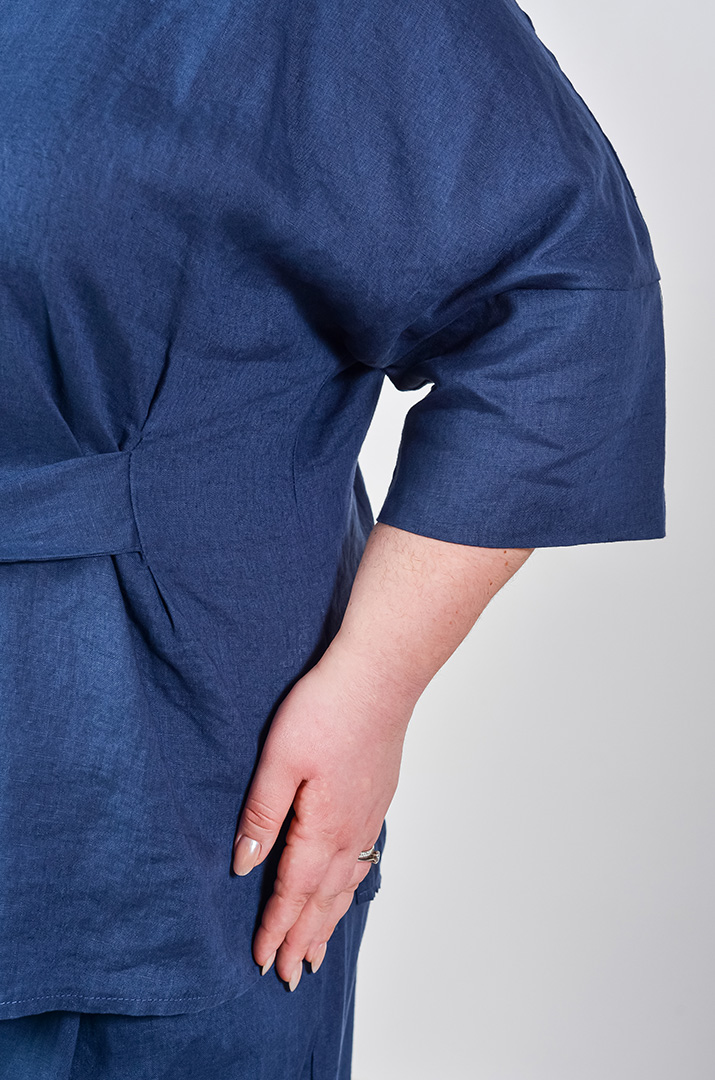 Лляний костюм з брюками та акцентною вишивкою на спинці великих розмірів