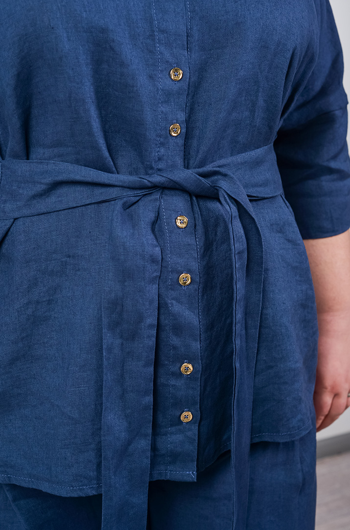 Лляний костюм з брюками та акцентною вишивкою на спинці великих розмірів