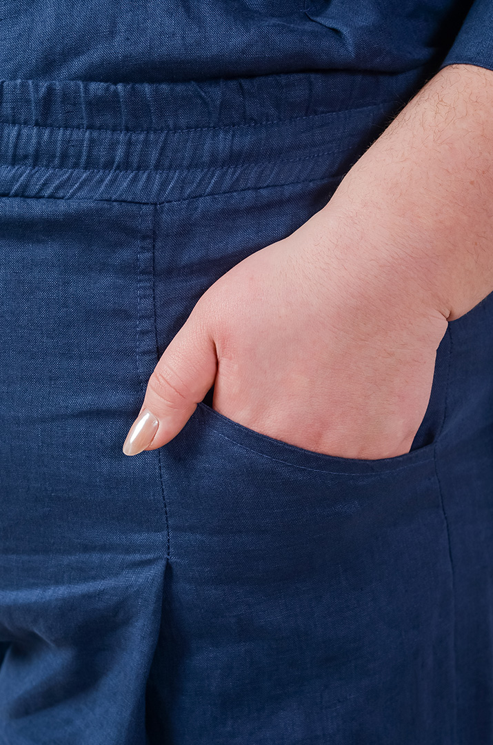 Лляний костюм з брюками та акцентною вишивкою на спинці великих розмірів