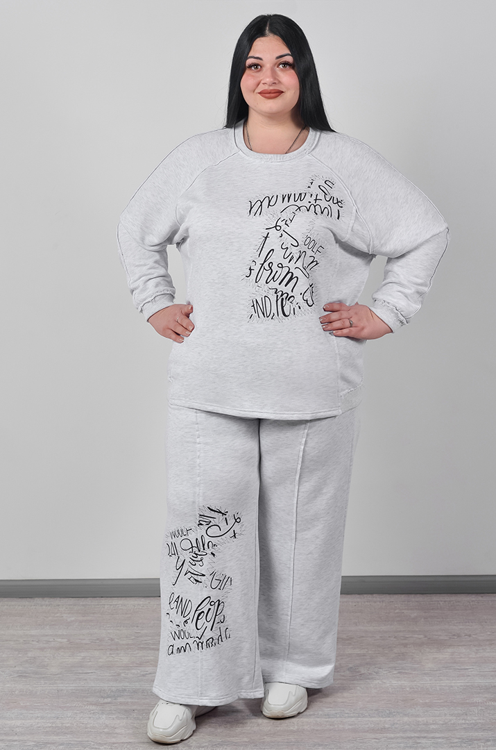 Прогулочный костюм светло-серого цвета с контрастными надписями больших размеров