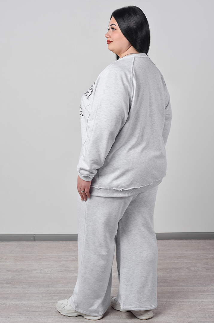 Прогулочный костюм светло-серого цвета с контрастными надписями больших размеров