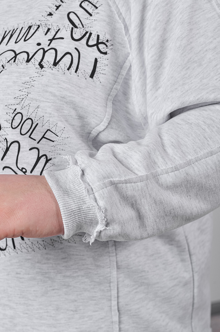 Прогулочный костюм светло-серого цвета с контрастными надписями больших размеров