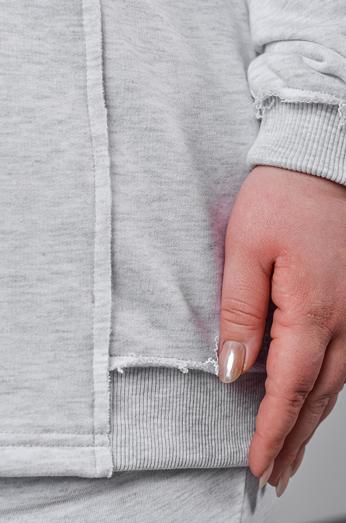 Прогулочный костюм светло-серого цвета с контрастными надписями больших размеров